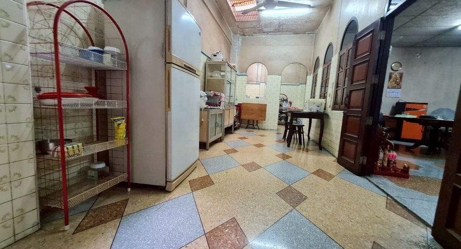 For sale 6 bedrooms townhouse in Khlong Toei, Bangkok