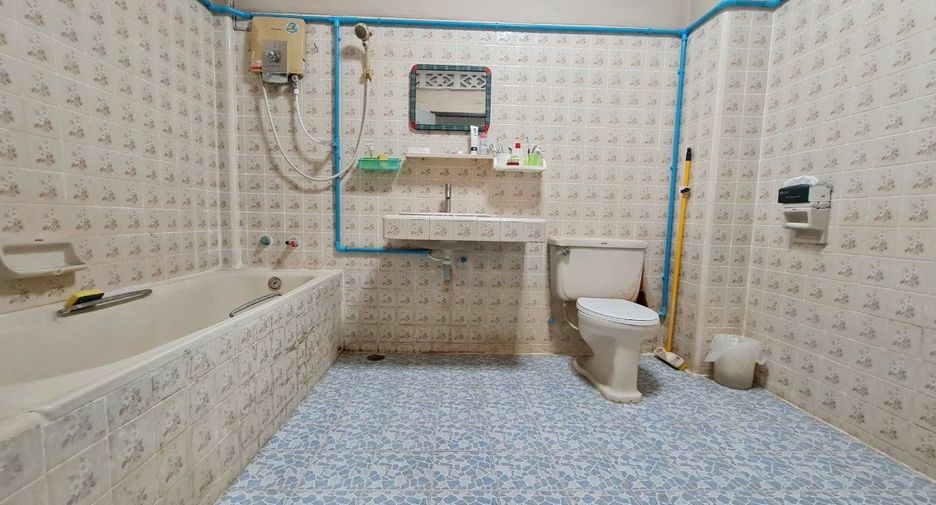 For sale 6 bedrooms townhouse in Khlong Toei, Bangkok