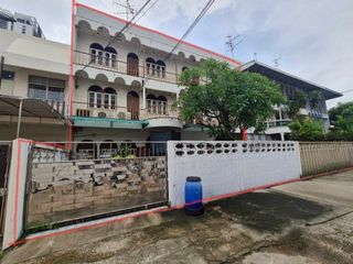 For sale 6 bed townhouse in Khlong Toei, Bangkok