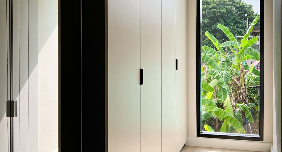 For rent and for sale 4 bedrooms townhouse in Watthana, Bangkok