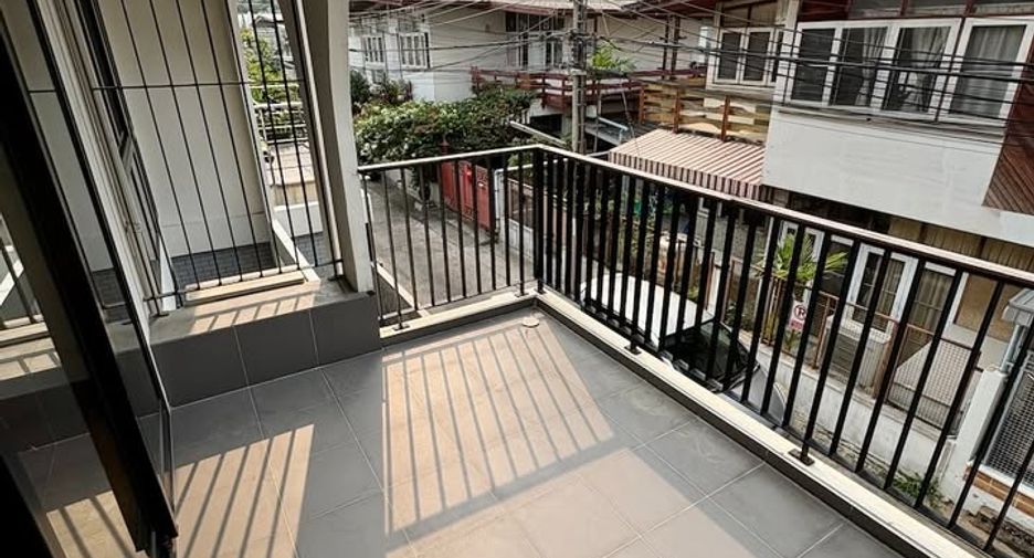For sale 2 bedrooms townhouse in Watthana, Bangkok