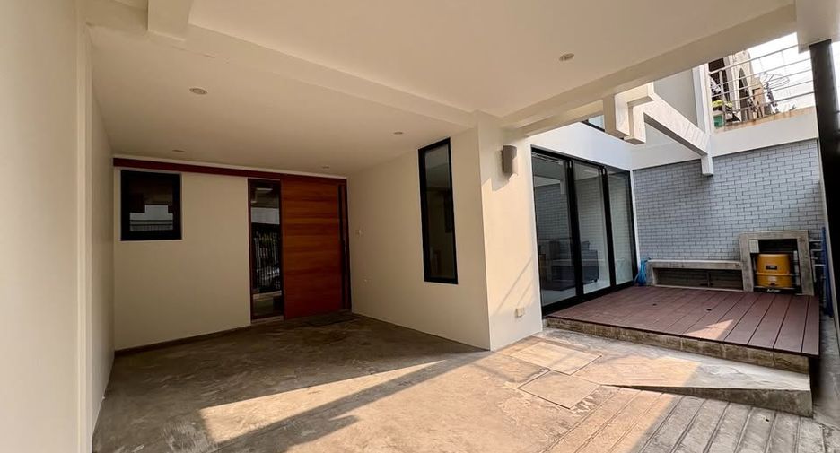 For sale 2 bedrooms townhouse in Watthana, Bangkok