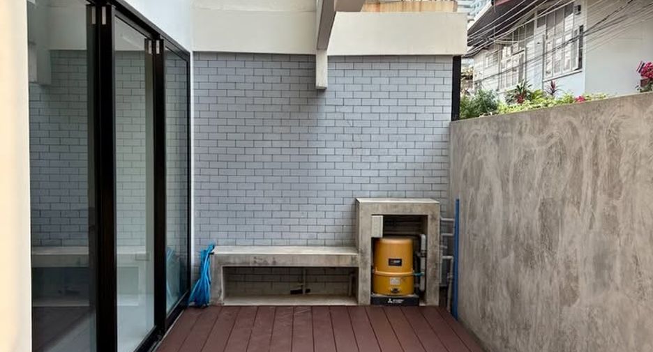 For sale 2 bedrooms townhouse in Watthana, Bangkok