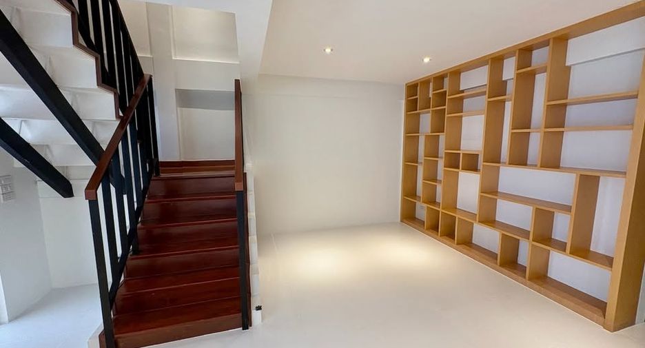 For sale 2 bedrooms townhouse in Watthana, Bangkok