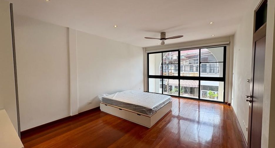 For sale 2 bedrooms townhouse in Watthana, Bangkok