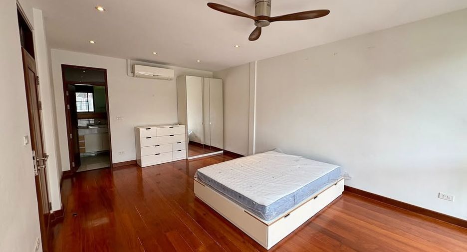 For sale 2 bedrooms townhouse in Watthana, Bangkok