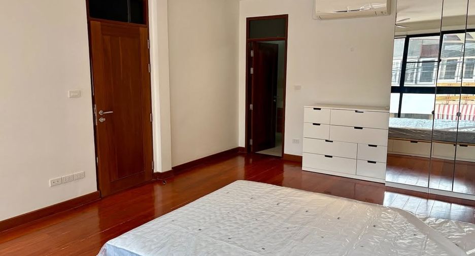For sale 2 bedrooms townhouse in Watthana, Bangkok