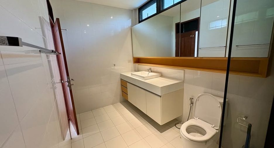 For sale 2 bedrooms townhouse in Watthana, Bangkok