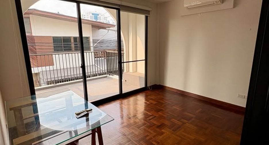 For sale 2 bedrooms townhouse in Watthana, Bangkok