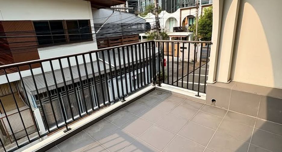 For sale 2 bedrooms townhouse in Watthana, Bangkok