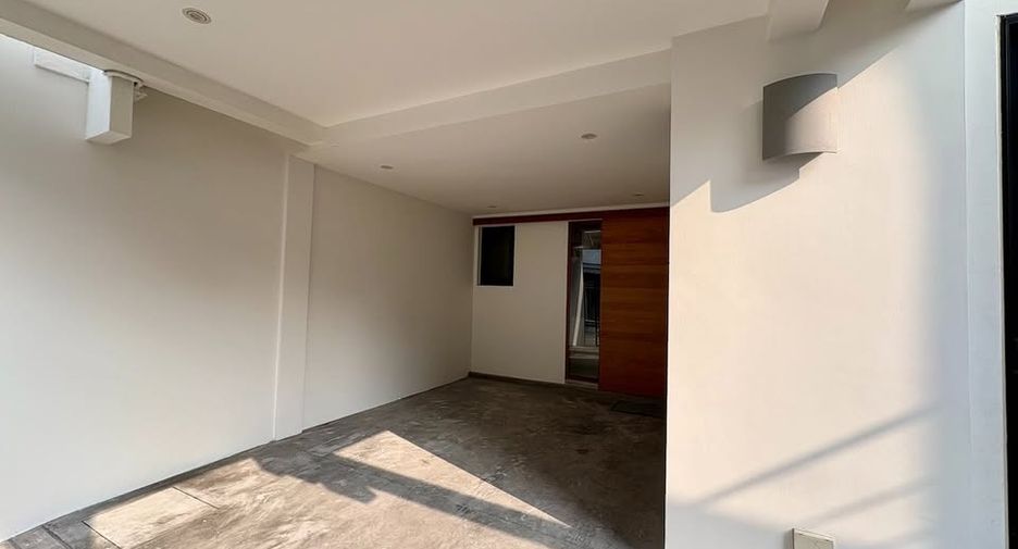 For sale 2 bedrooms townhouse in Watthana, Bangkok