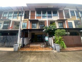 For sale 3 bedrooms townhouse in Lak Si, Bangkok