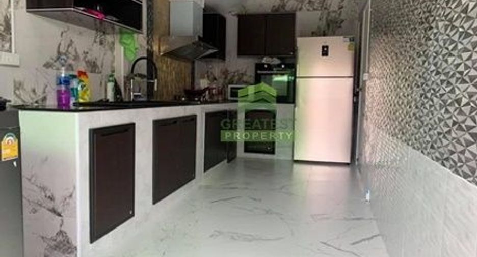 For sale 3 bed townhouse in Mueang Samut Sakhon, Samut Sakhon