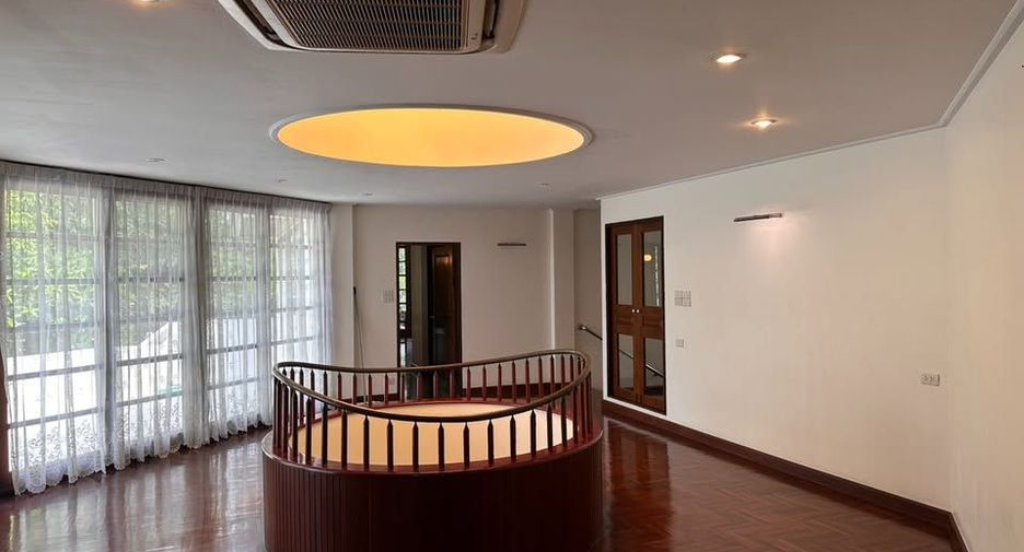 Haus zur Miete mit 4 Zimmer in Watthana, Bangkok