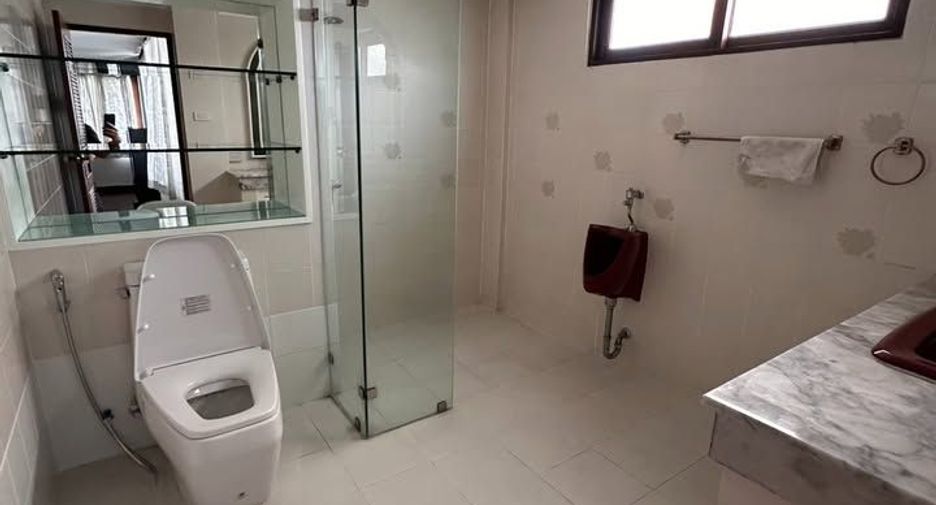 Haus zur Miete mit 4 Zimmer in Watthana, Bangkok