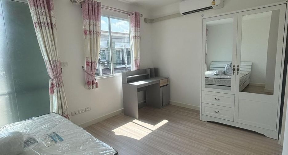 For rent 4 bedrooms townhouse in Prawet, Bangkok