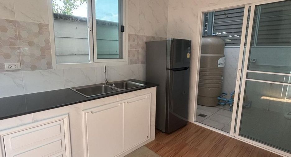 For rent 4 bedrooms townhouse in Prawet, Bangkok