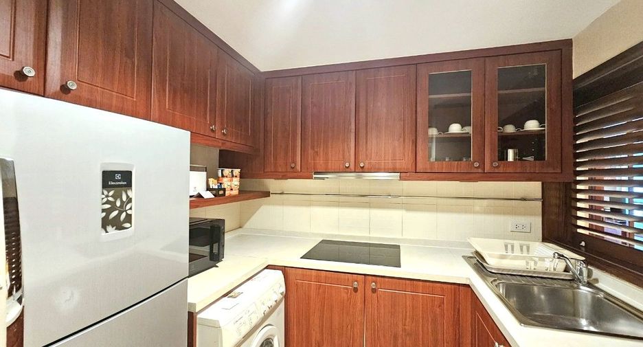 À louer 2 chambres appartement avec services à Watthana, Bangkok