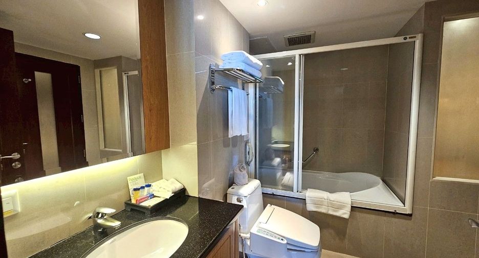 À louer 2 chambres appartement avec services à Watthana, Bangkok