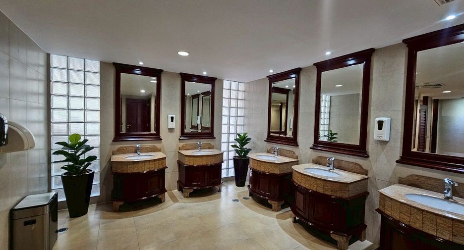 À louer 2 chambres appartement avec services à Watthana, Bangkok