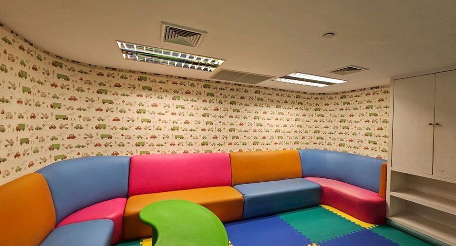 À louer 2 chambres appartement avec services à Watthana, Bangkok