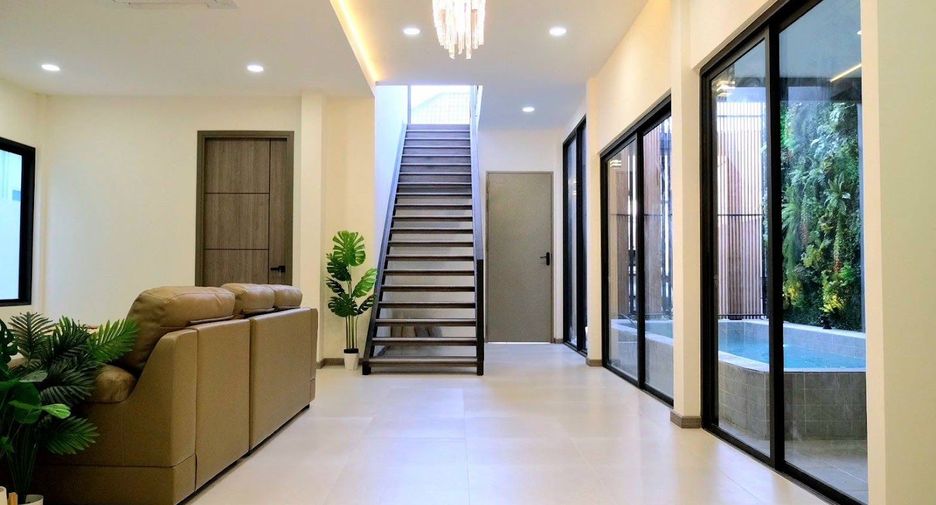 For sale 3 bedrooms house in Phra Khanong, Bangkok