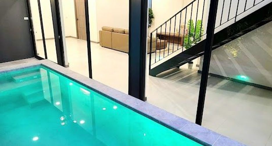 For sale 3 bedrooms house in Phra Khanong, Bangkok
