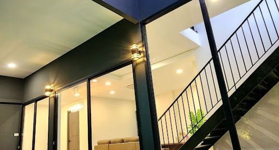 For sale 3 bedrooms house in Phra Khanong, Bangkok