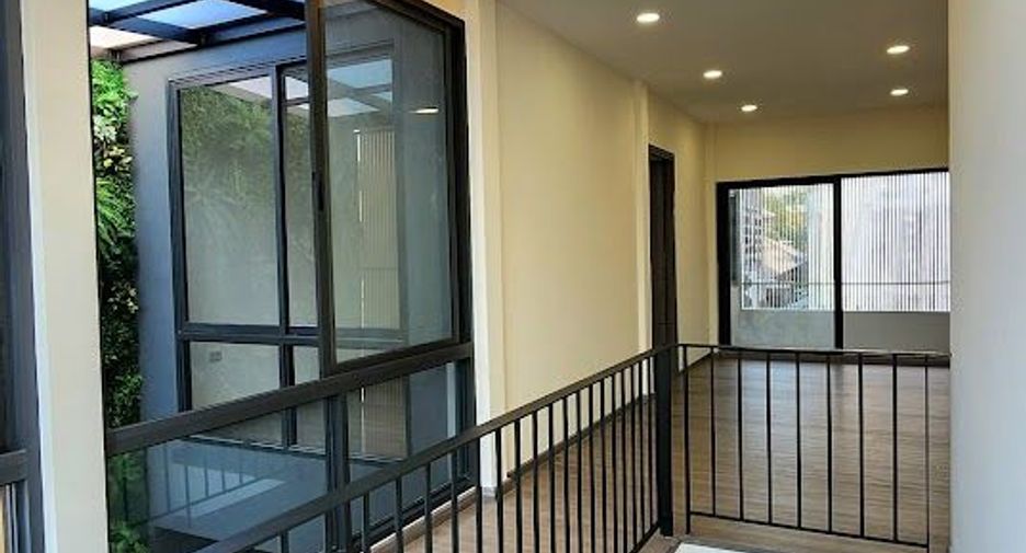For sale 3 bedrooms house in Phra Khanong, Bangkok