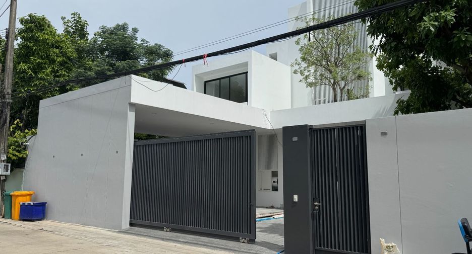 Haus zur Miete mit 4 Zimmer in Bang Kapi, Bangkok