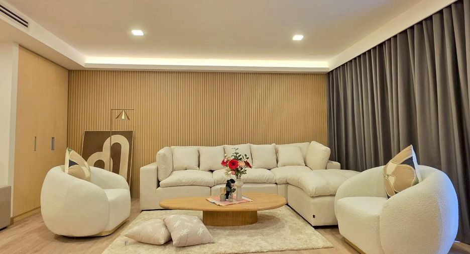 For rent 2 bedrooms condo in Pathum Wan, Bangkok