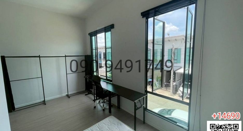 For rent 3 bedrooms townhouse in Lat Krabang, Bangkok