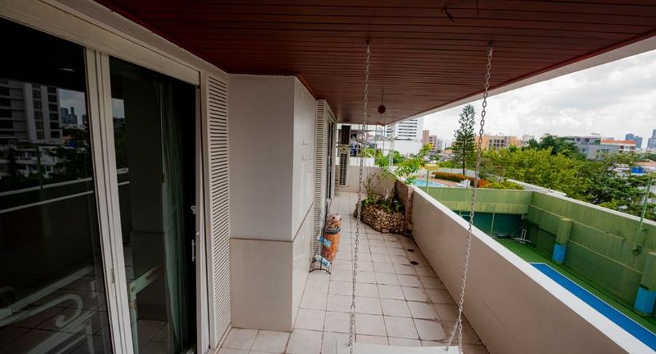 For sale 3 bedrooms condo in Watthana, Bangkok