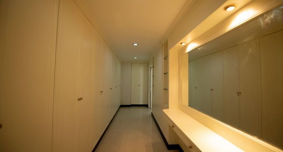 For sale 3 bedrooms condo in Watthana, Bangkok