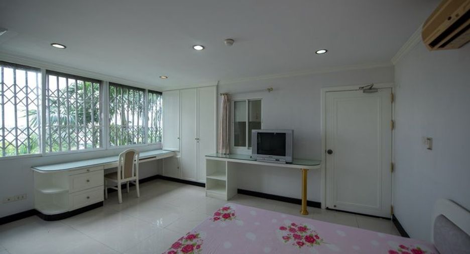 For sale 3 bedrooms condo in Watthana, Bangkok