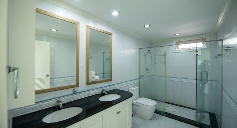For sale 3 bedrooms condo in Watthana, Bangkok