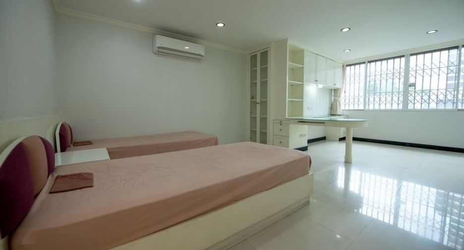 For sale 3 bedrooms condo in Watthana, Bangkok