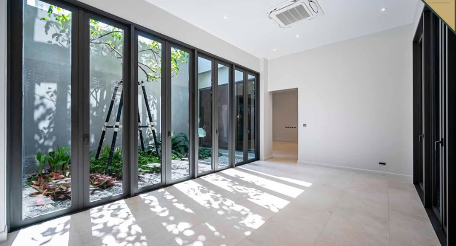 For sale 5 bedrooms house in Suan Luang, Bangkok