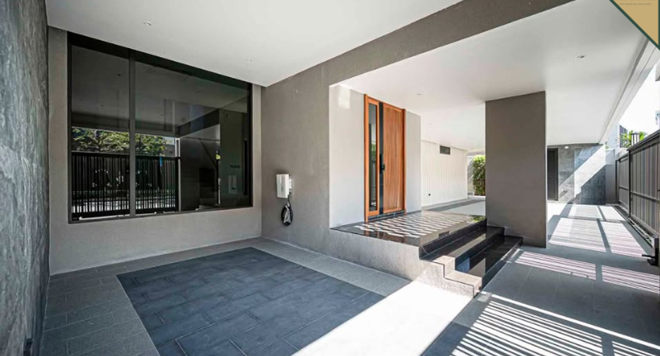 For sale 5 bedrooms house in Suan Luang, Bangkok