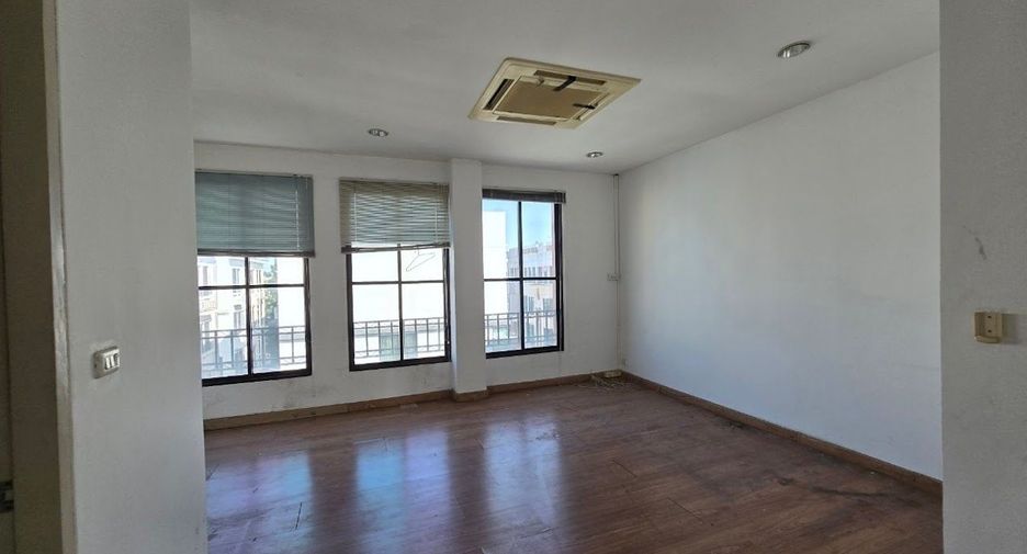 À vendre 3 chambres maison à Lat Phrao, Bangkok