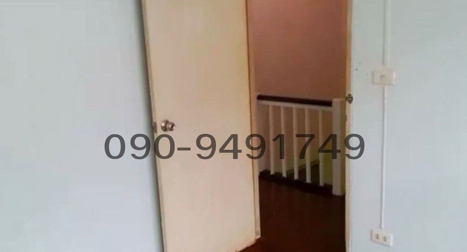 For rent 3 bedrooms townhouse in Khlong Sam Wa, Bangkok