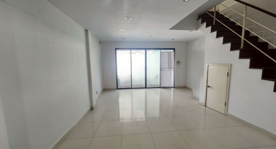 For rent and for sale 3 bedrooms townhouse in Bueng Kum, Bangkok