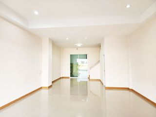 Local comercial en venta de 2 habitaciones en Lam Luk Ka, Pathum Thani