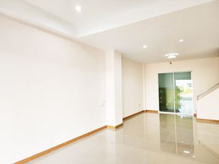Local comercial en venta de 2 habitaciones en Lam Luk Ka, Pathum Thani