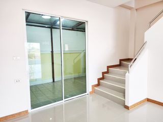 Local comercial en venta de 2 habitaciones en Lam Luk Ka, Pathum Thani