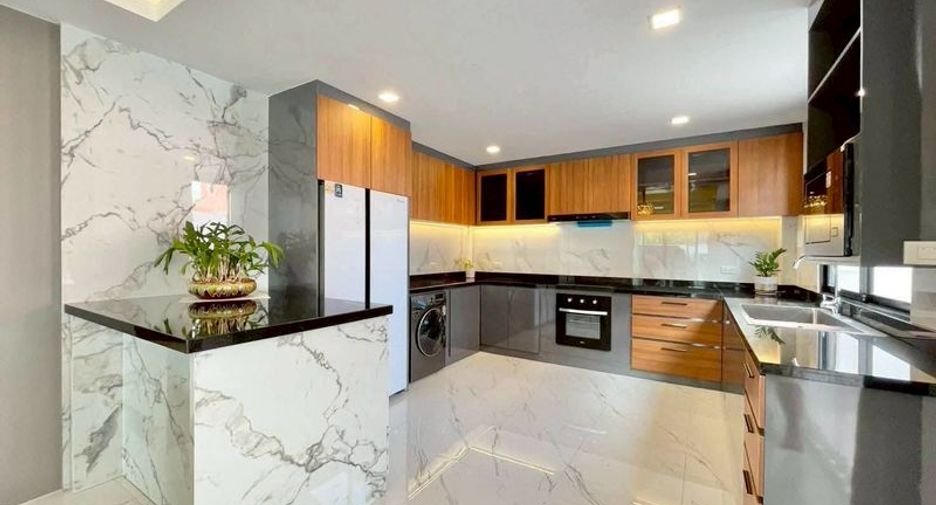 Villa en venta de 6 habitaciones en Bang Lamung, Chonburi