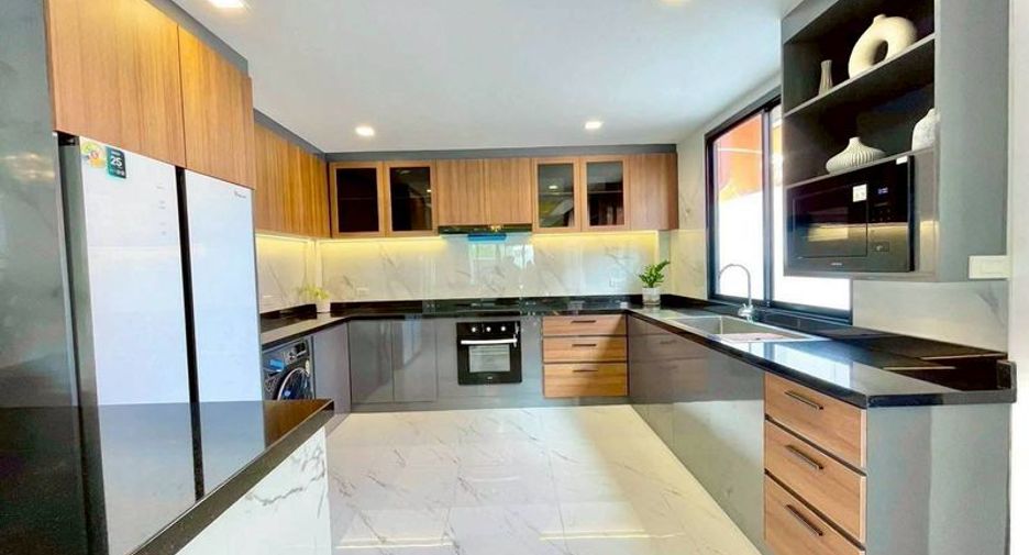 Villa en venta de 6 habitaciones en Bang Lamung, Chonburi