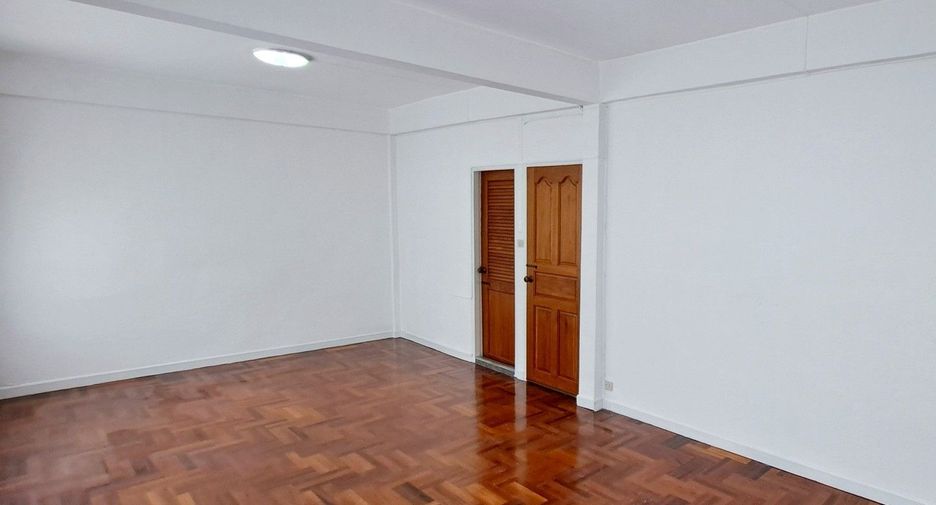For rent 5 bedrooms townhouse in Watthana, Bangkok