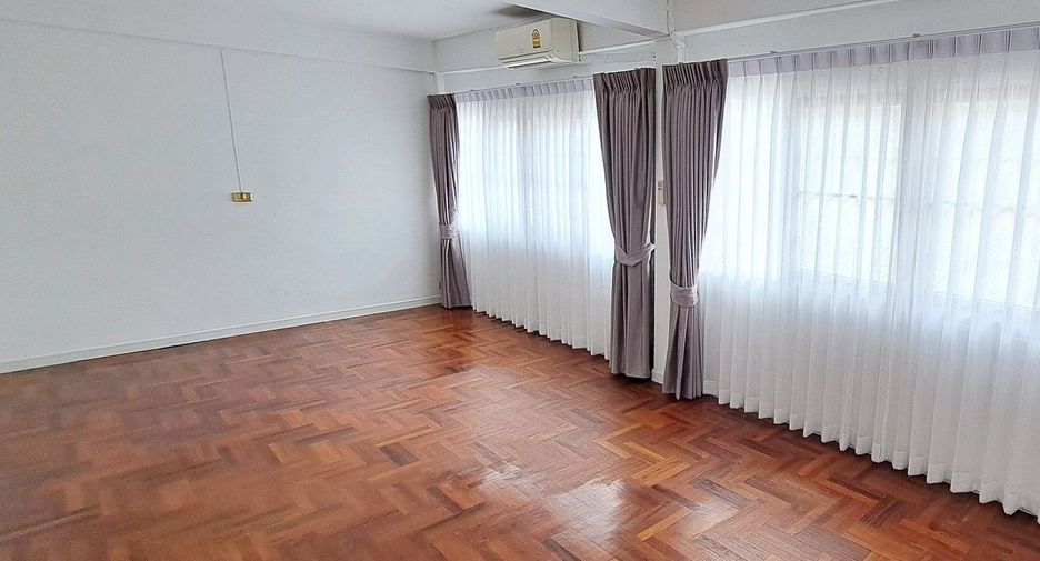 For rent 5 bedrooms townhouse in Watthana, Bangkok