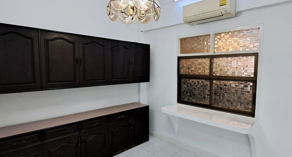For rent 5 bedrooms townhouse in Watthana, Bangkok